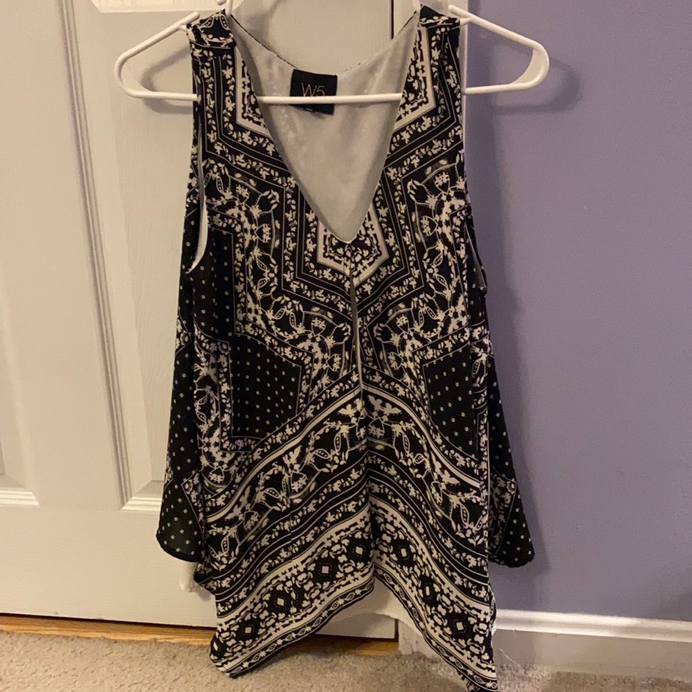 Beautiful black and white sleeveless blouse